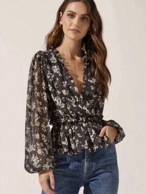 ASTR The Label Floral Chiffon Top Sz M Gray Ruffle Coquette Romantic Feminine